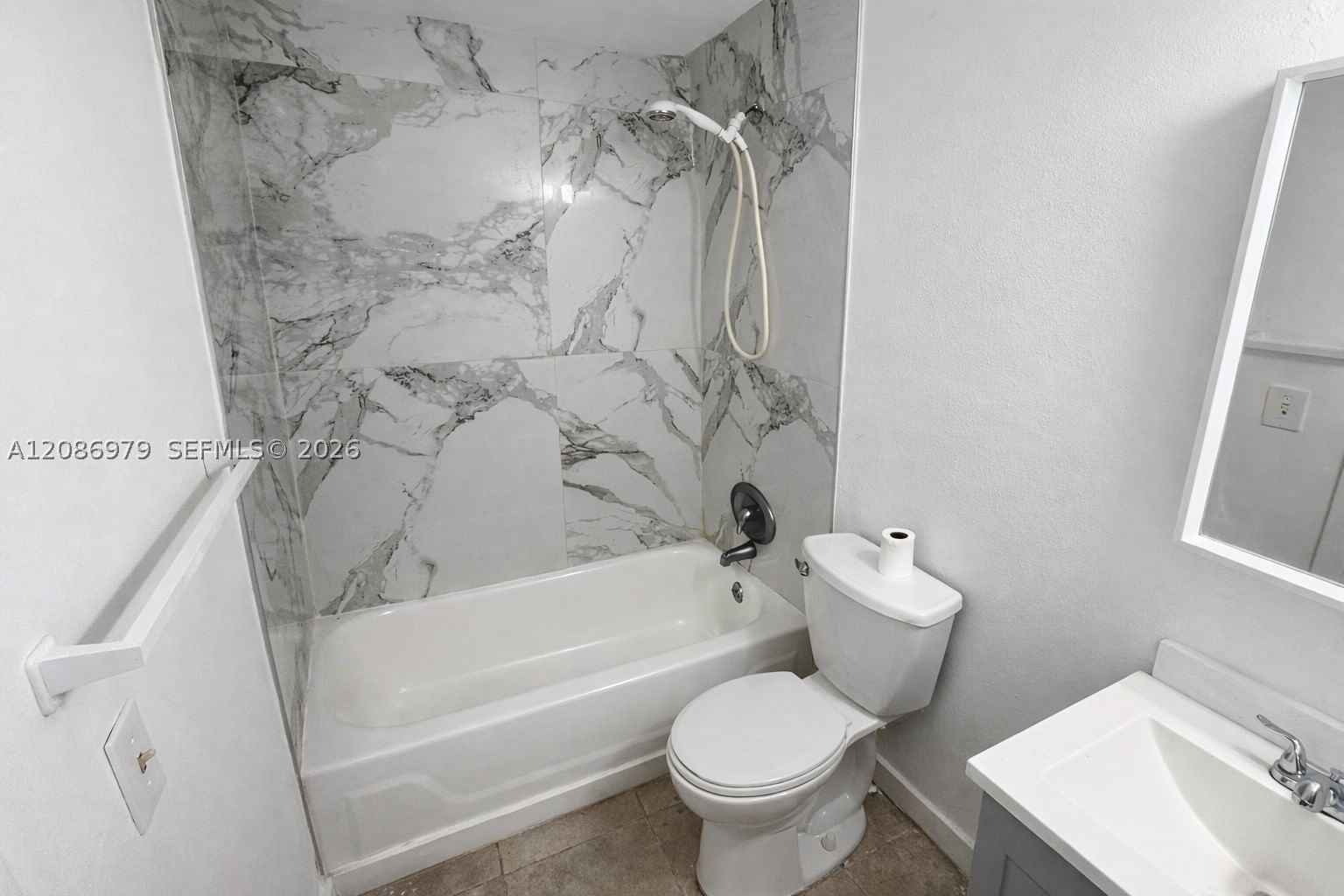 Real estate property located at 3700 21st St #109, Broward, Sunset Hills I Condominiu, Lauderdale Lakes, FL