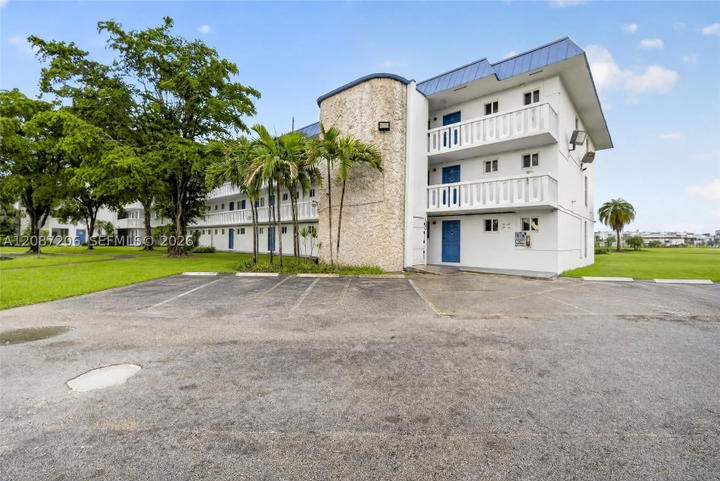 Real estate property located at 1000 191st St #14, Miami-dade, Riviera Condominium Apts, Miami, FL