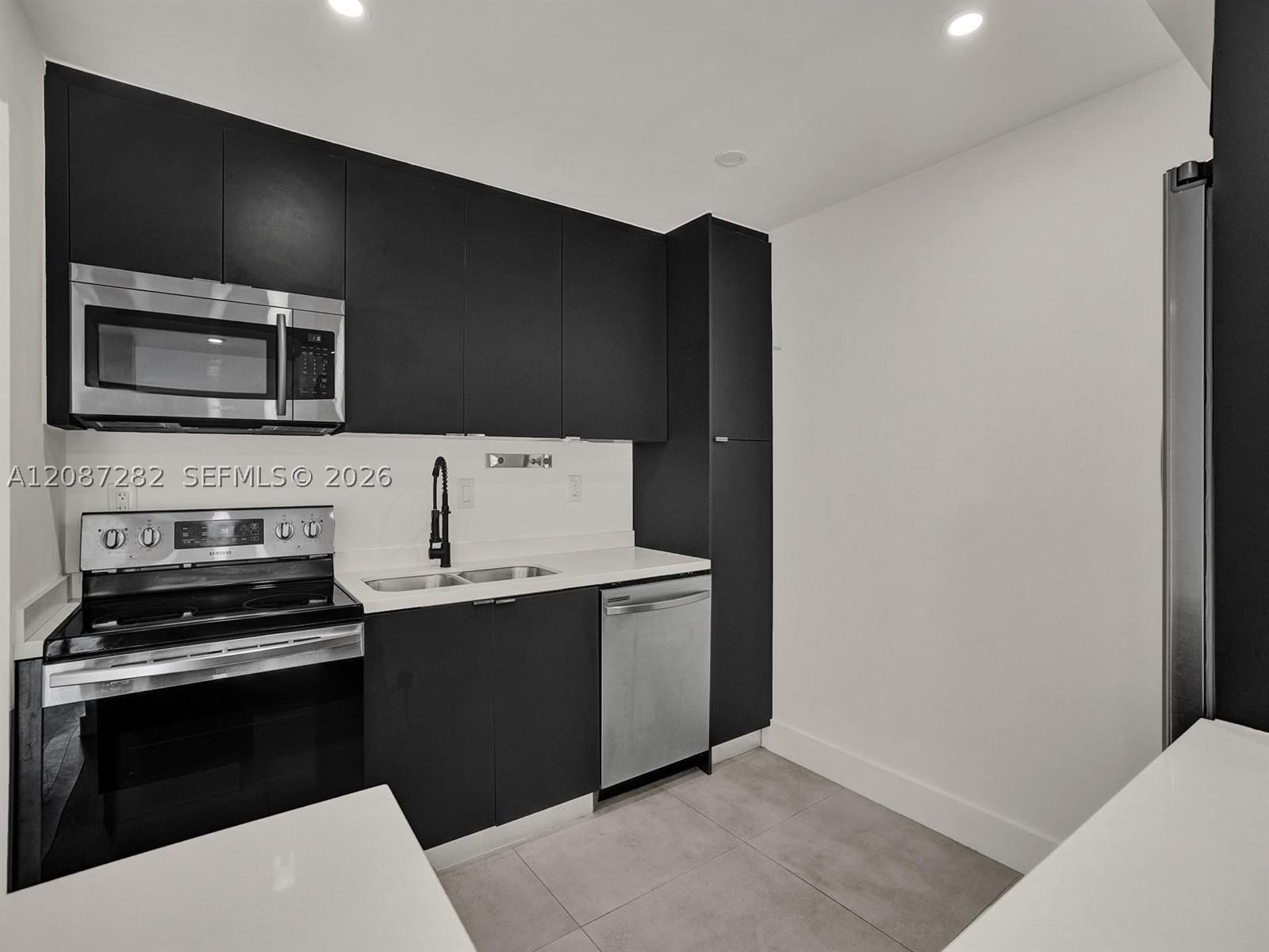 Real estate property located at 7111 Miami Lakes Dr N4, Miami-dade, Cypress Village Condo, Miami Lakes, FL