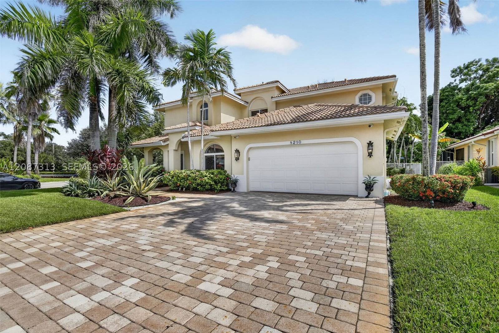 Real estate property located at 8210 Phoenician Court, Broward, Phoenician Cove, Davie, FL