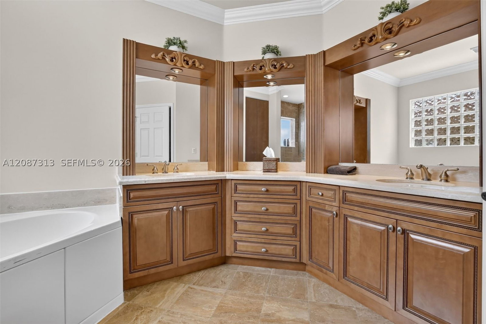 Real estate property located at 8210 Phoenician Court, Broward, Phoenician Cove, Davie, FL