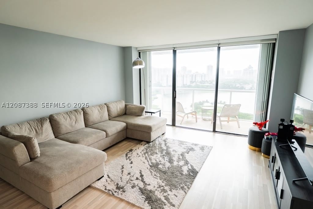 Real estate property located at 3701 Country Club Dr #1807, Miami-dade, Flamenco Condo Tower Ii, Aventura, FL