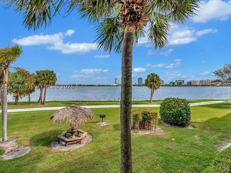 Real estate property located at 714 Executive Center Dr #28, Palm Beach, Clear Lake Club Condo, West Palm Beach, FL