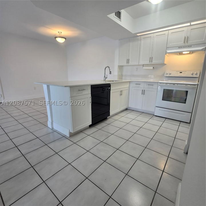 Real estate property located at 8600 212th St #308, Miami-dade, Le Club At Old Cutler Con, Cutler Bay, FL