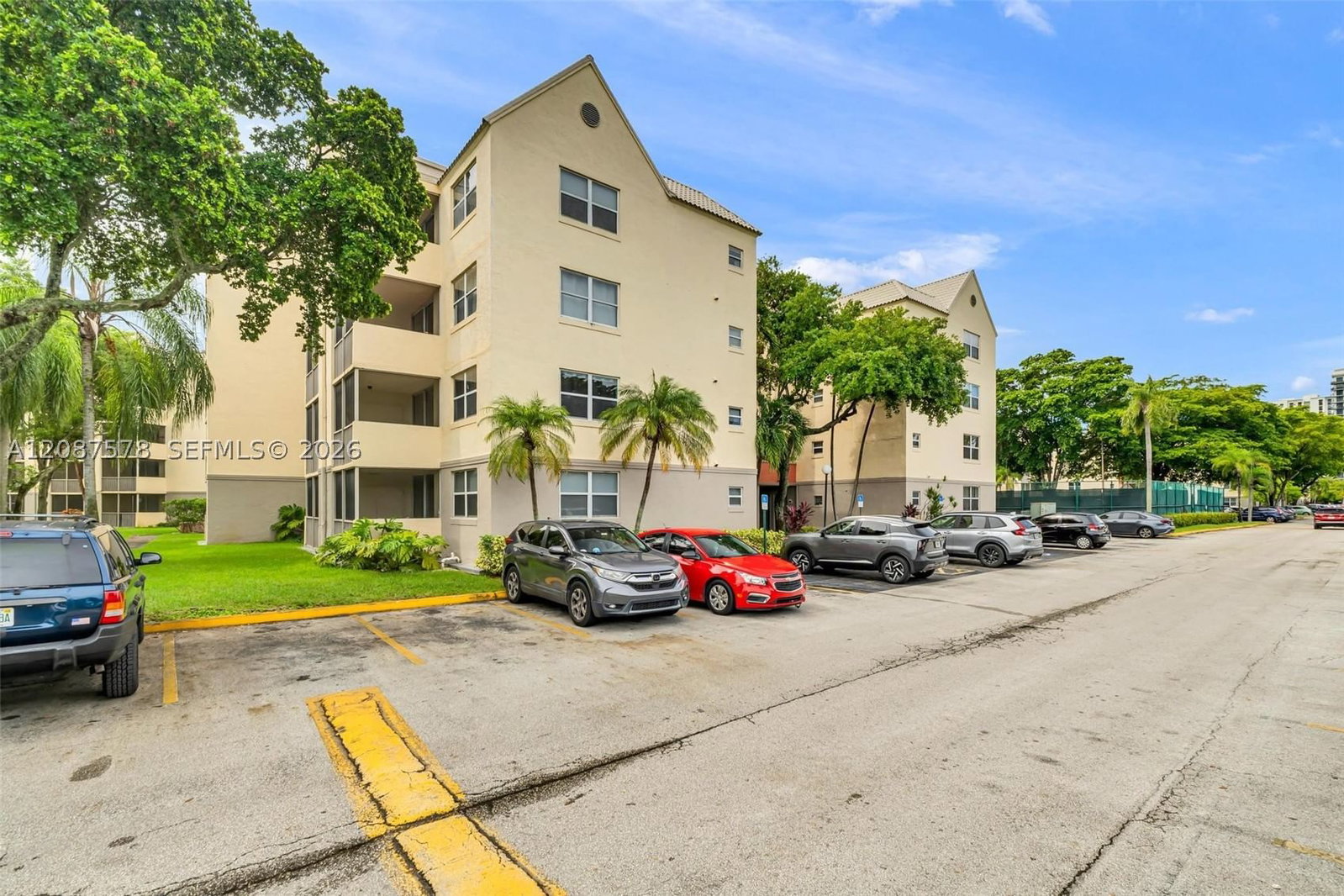 Real estate property located at 8255 Lake Dr #304, Miami-dade, Las Vistas At Doral Condo, Doral, FL