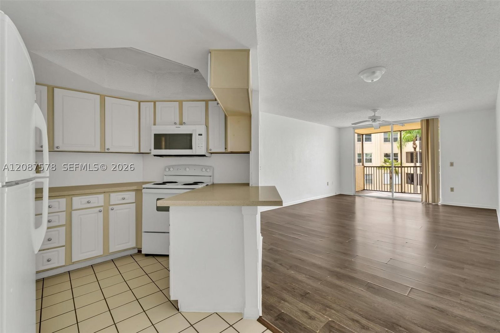 Real estate property located at 8255 Lake Dr #304, Miami-dade, Las Vistas At Doral Condo, Doral, FL
