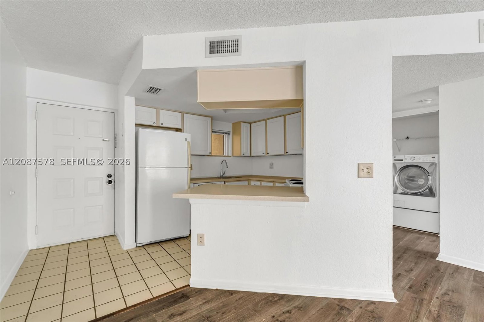 Real estate property located at 8255 Lake Dr #304, Miami-dade, Las Vistas At Doral Condo, Doral, FL
