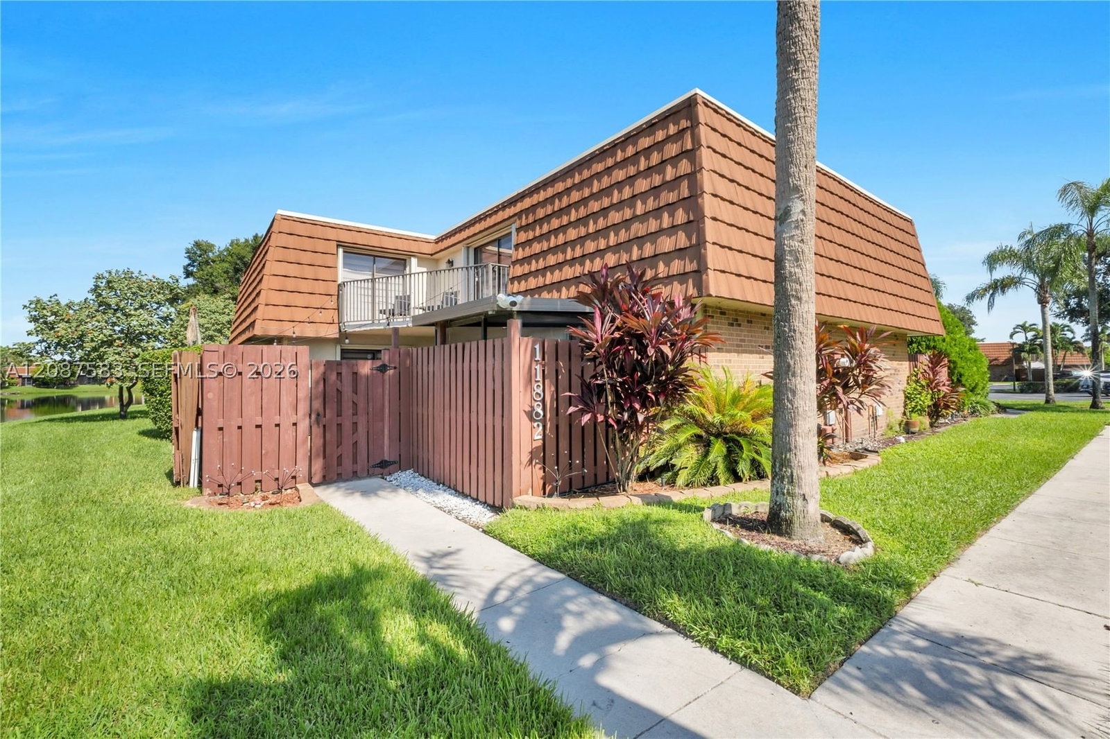 Real estate property located at 11882 12th Pl, Broward, Village At Lake Pine Ii, Davie, FL