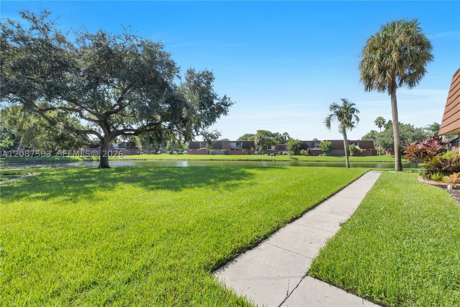 Real estate property located at 11882 12th Pl, Broward, Village At Lake Pine Ii, Davie, FL