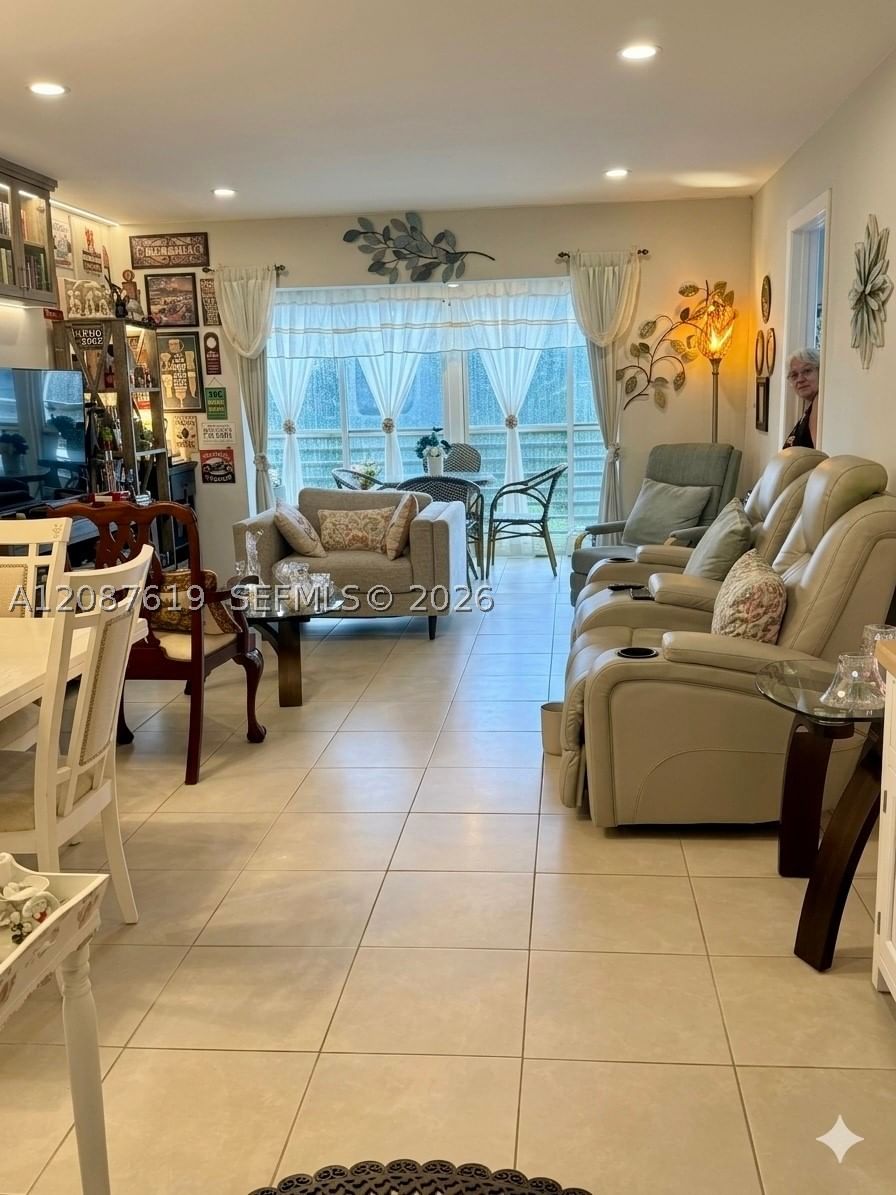 Real estate property located at 9181 Sunrise Lakes Blvd #312, Broward, Sunrise Lakes 114 Condo, Sunrise, FL