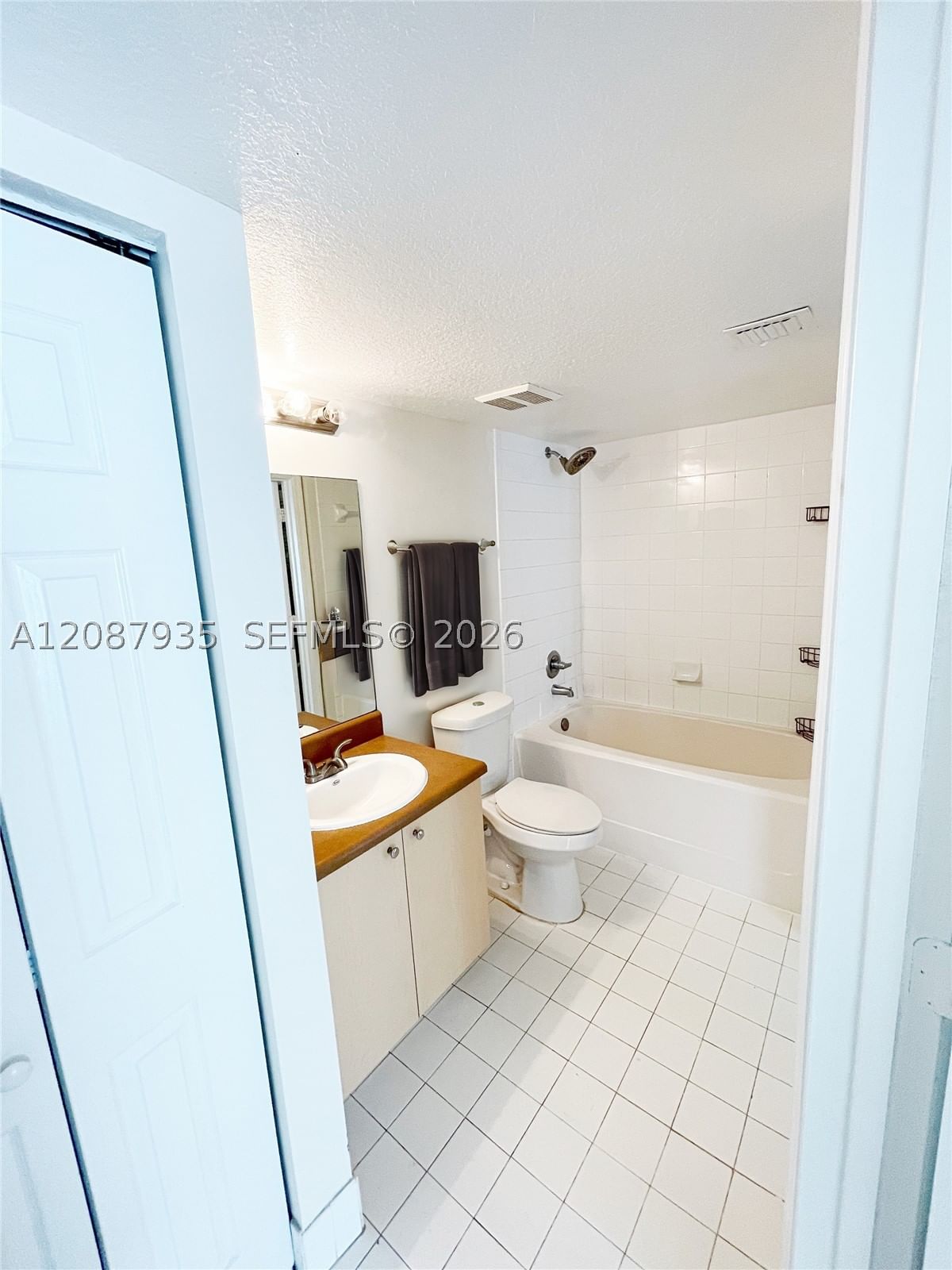 Real estate property located at 4081 San Marino Blvd #206, Palm Beach, Emerald Isle At Laguna La, West Palm Beach, FL