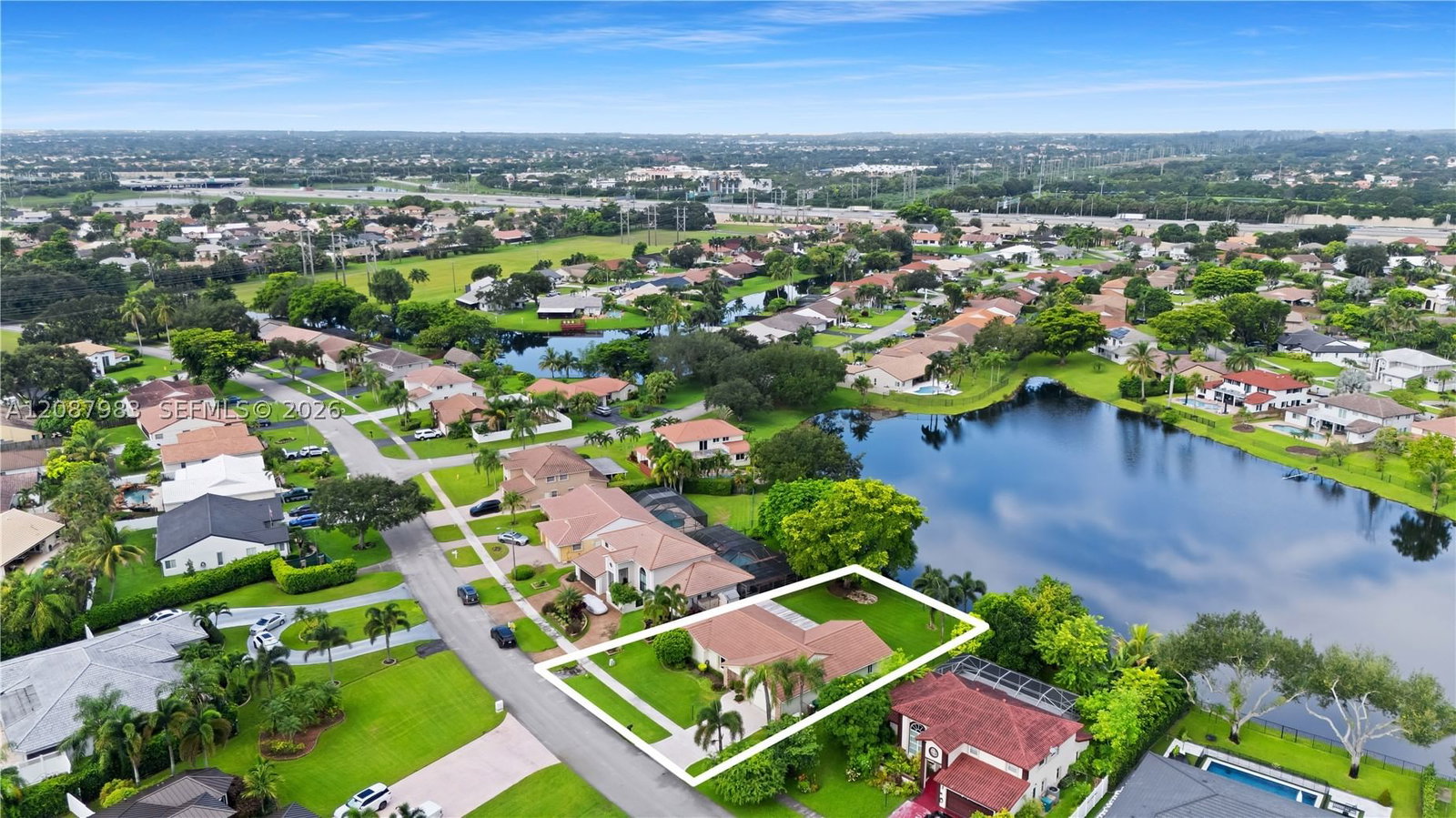 Real estate property located at 6581 Falconsgate Ave, Broward, Falcon's Lea, Davie, FL