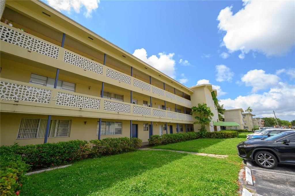 Real estate property located at 11960 19th Dr #17, Miami-dade, Sans Souci Condo, North Miami, FL