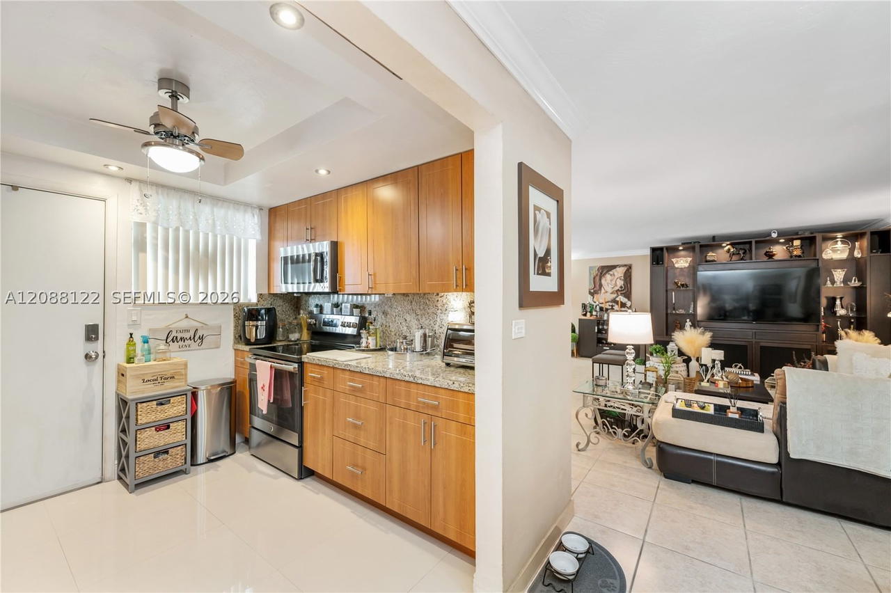 Real estate property located at 11960 19th Dr #17, Miami-dade, Sans Souci Condo, North Miami, FL