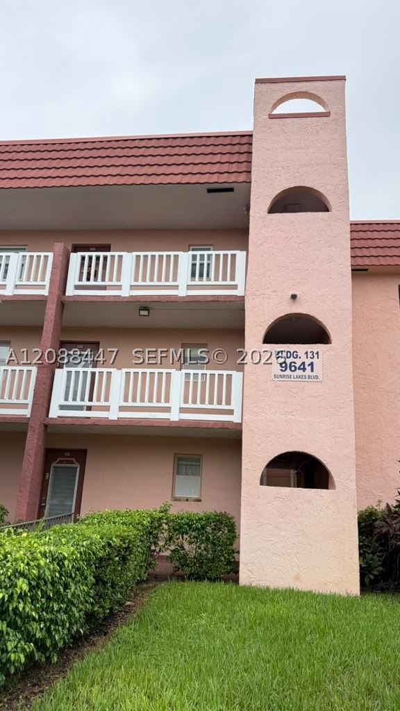 Real estate property located at 9641 Sunrise Lakes Blvd #305, Broward, Sunrise Lakes 131 Condo, Sunrise, FL