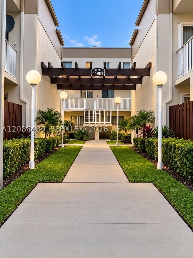 Real estate property located at 14901 80th St #210, Miami-dade, The Seasons Villas & Thms, Miami, FL