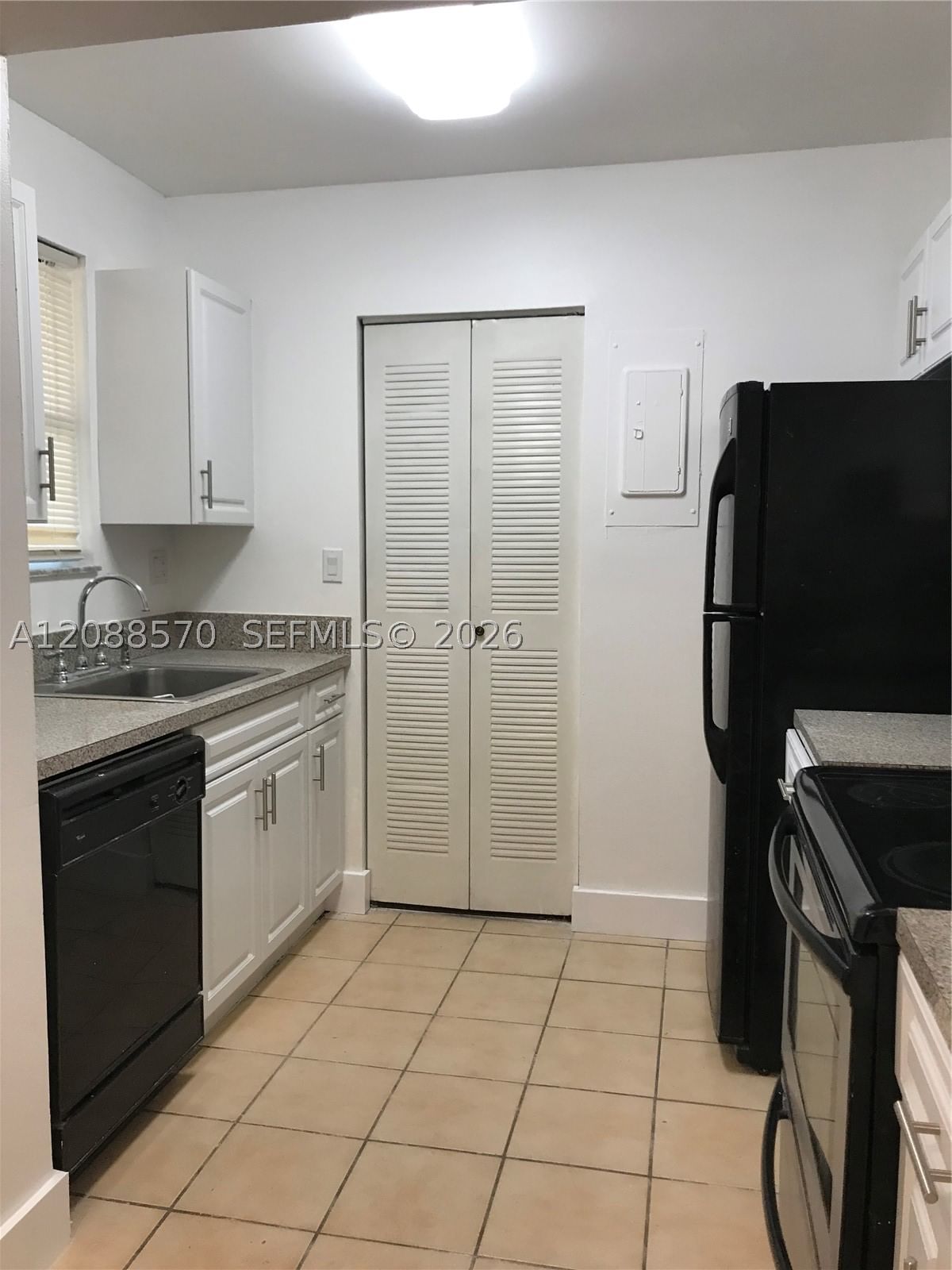 Real estate property located at 666 114th Ave #203, Miami-dade, Soleil Lake Condo, Sweetwater, FL