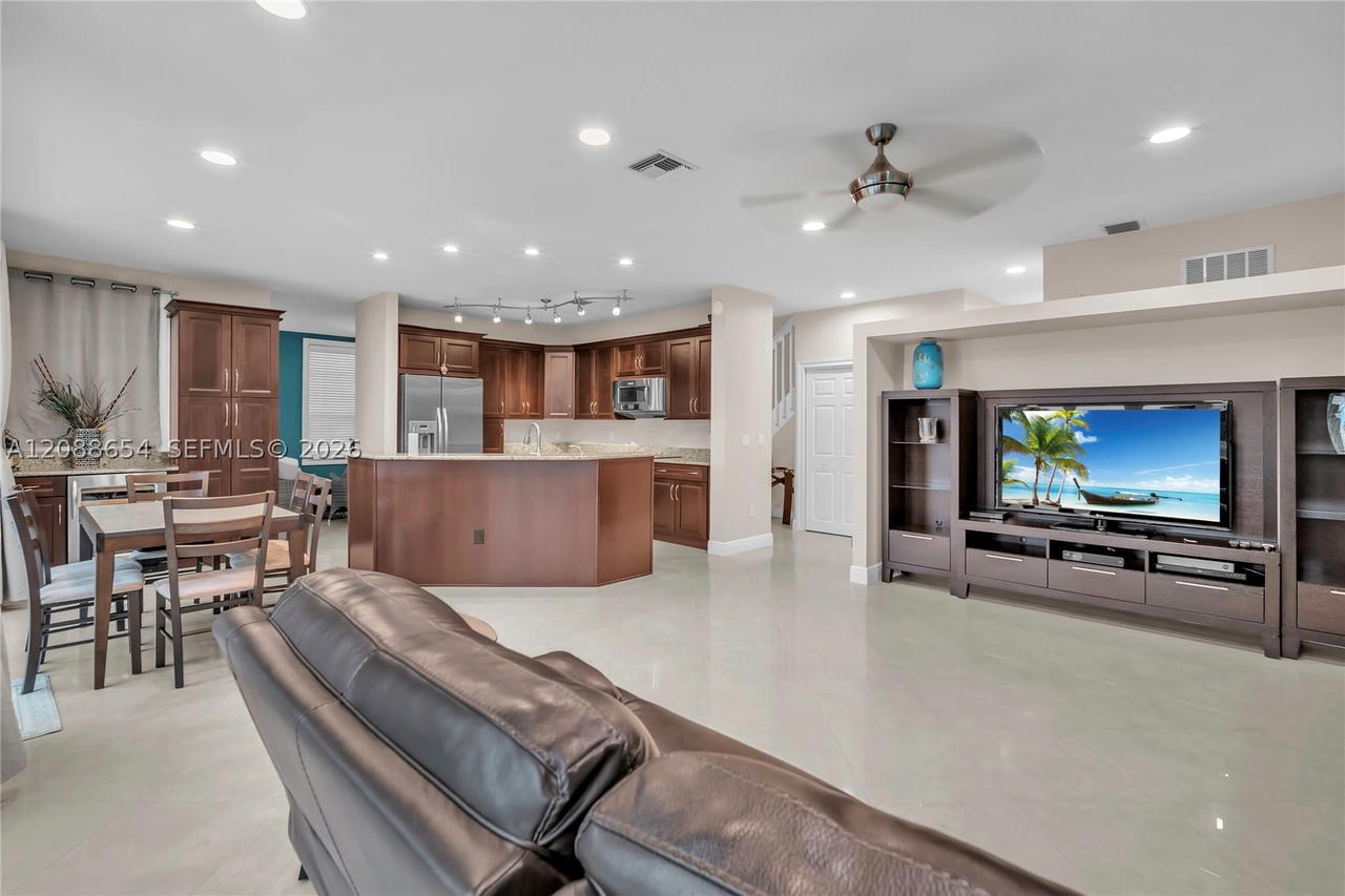 Real estate property located at 15922 14th Pl, Broward, Towngate, Pembroke Pines, FL