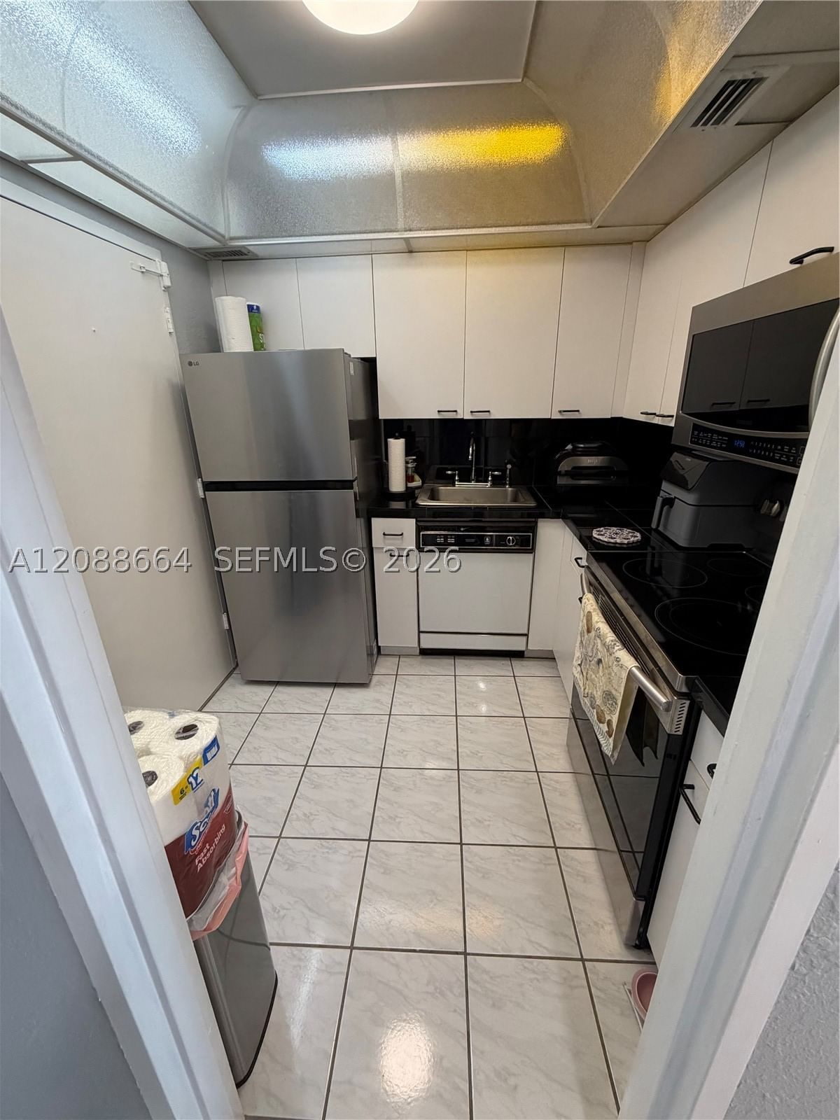 Real estate property located at 5401 Collins Ave #826, Miami-dade, The Carriage House Condo, Miami Beach, FL