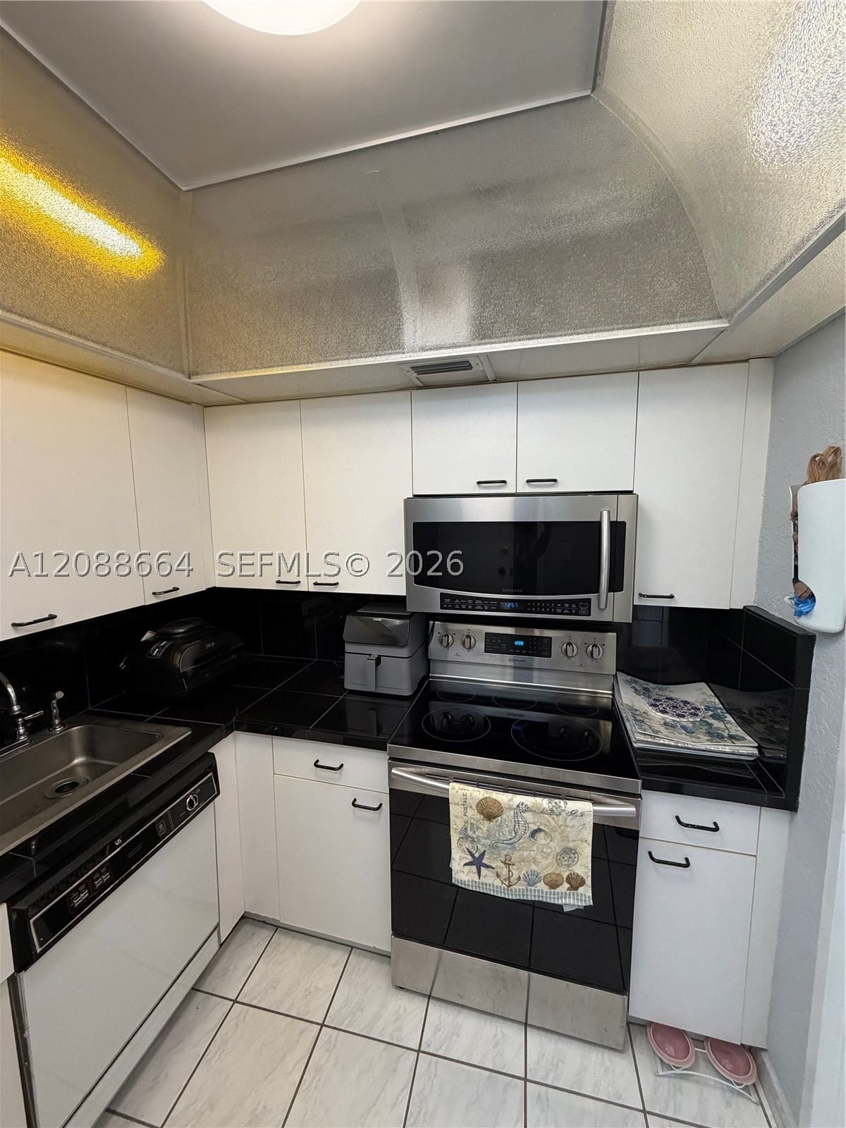Real estate property located at 5401 Collins Ave #826, Miami-dade, The Carriage House Condo, Miami Beach, FL