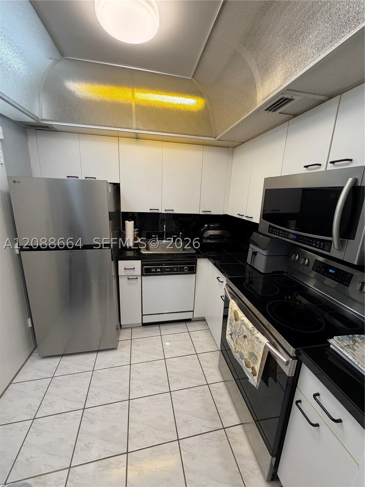 Real estate property located at 5401 Collins Ave #826, Miami-dade, The Carriage House Condo, Miami Beach, FL