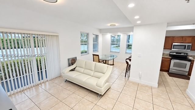 Real estate property located at 11401 89th St #111, Miami-dade, St Mortiz At Doral Condo, Doral, FL