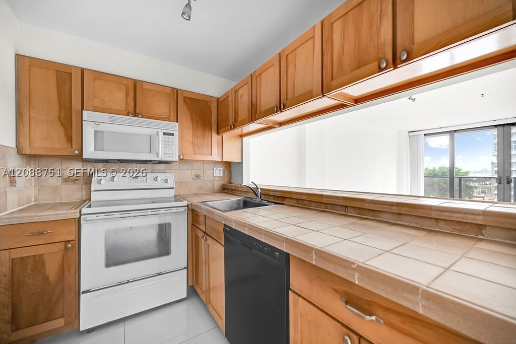 Real estate property located at 600 36th St #508, Miami-dade, Charter Club Condo, Miami, FL