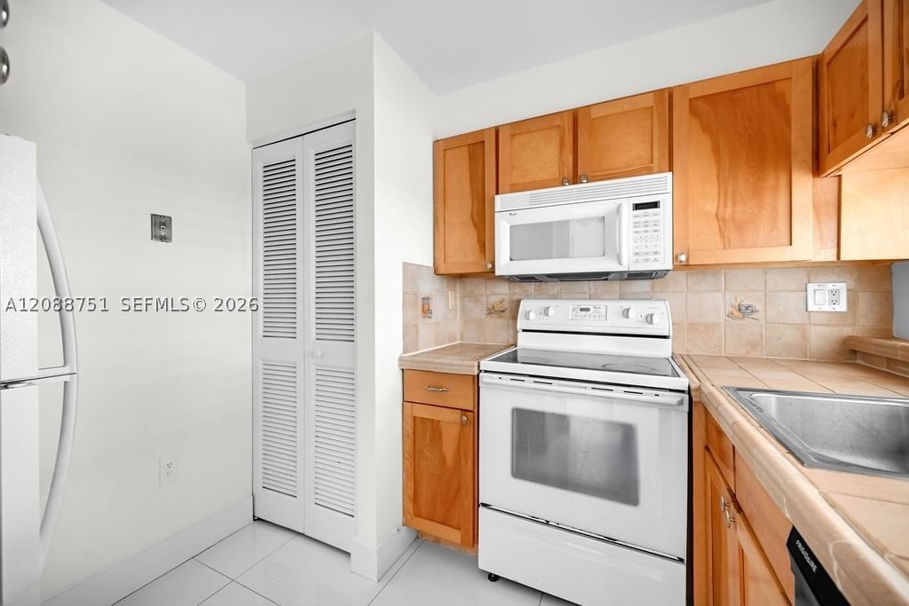Real estate property located at 600 36th St #508, Miami-dade, Charter Club Condo, Miami, FL
