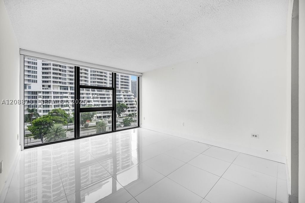 Real estate property located at 600 36th St #508, Miami-dade, Charter Club Condo, Miami, FL