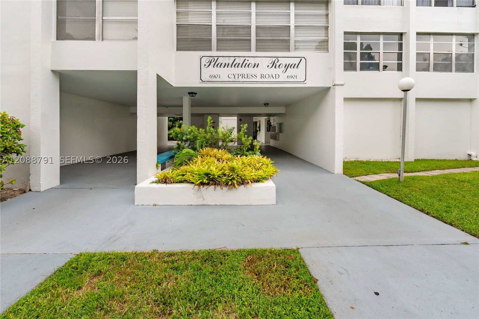 Real estate property located at 6903 Cypress Rd D26, Broward, Plantation Royal Section, Plantation, FL