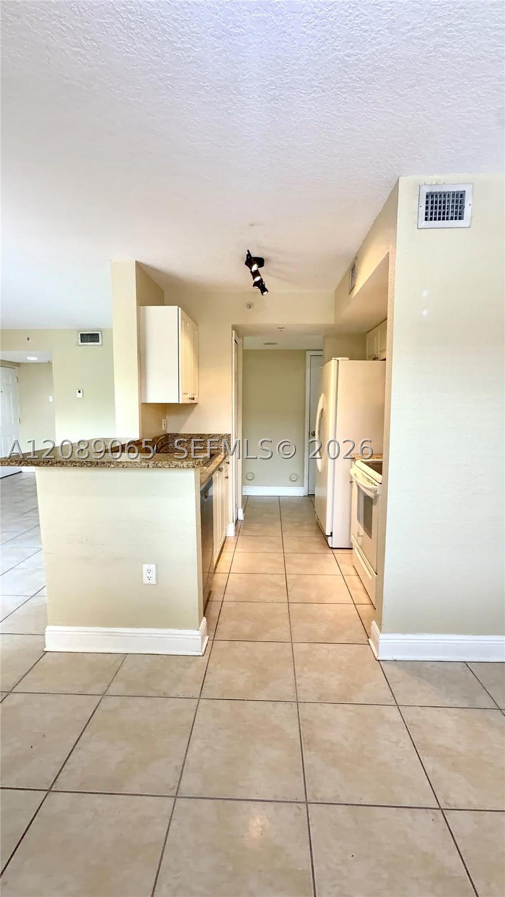 Real estate property located at 20930 87th Ave #207, Miami-dade, Breeze Of Galloway Condo, Cutler Bay, FL