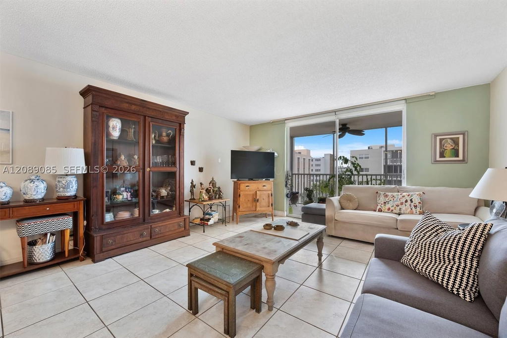 Real estate property located at 500 12th Ave #601, Broward, Meadowbrook Condo Apts Bl, Hallandale Beach, FL
