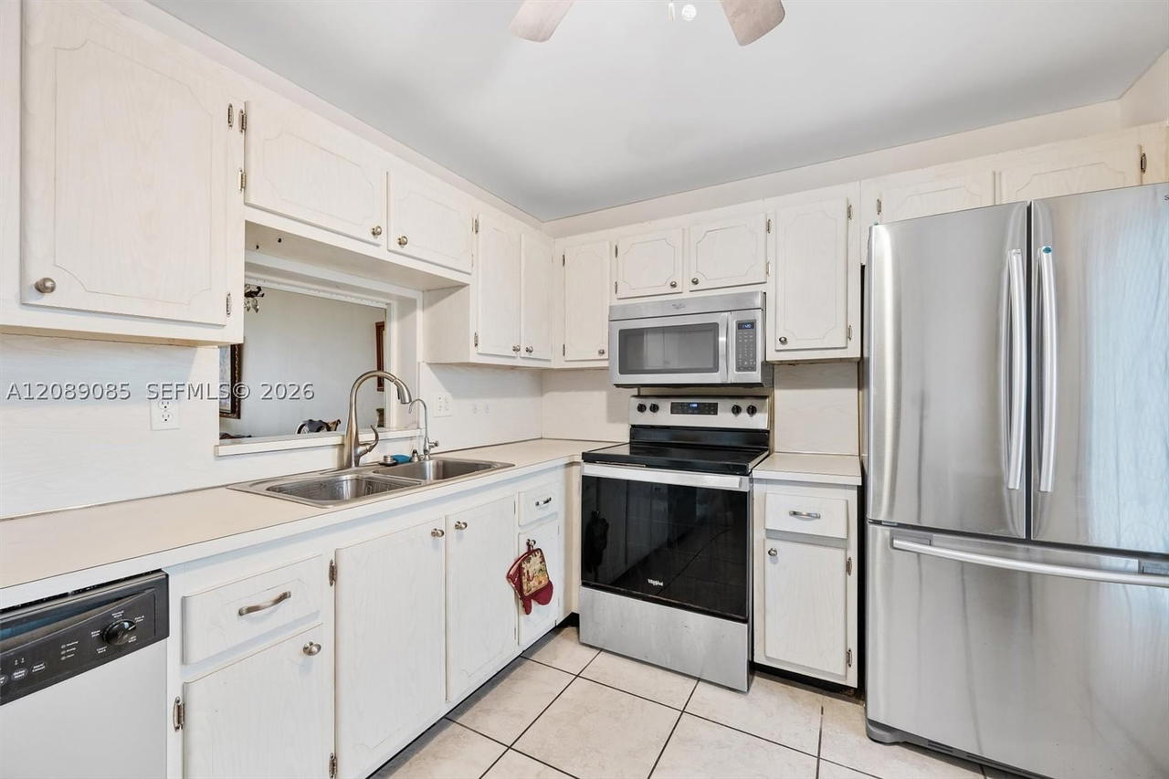 Real estate property located at 500 12th Ave #601, Broward, Meadowbrook Condo Apts Bl, Hallandale Beach, FL