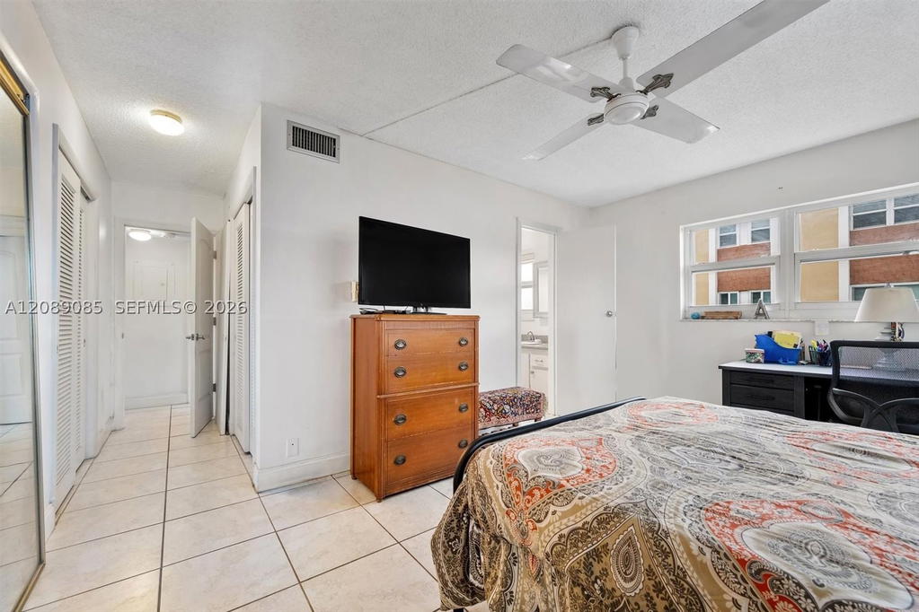Real estate property located at 500 12th Ave #601, Broward, Meadowbrook Condo Apts Bl, Hallandale Beach, FL
