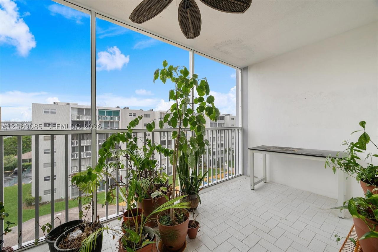 Real estate property located at 500 12th Ave #601, Broward, Meadowbrook Condo Apts Bl, Hallandale Beach, FL