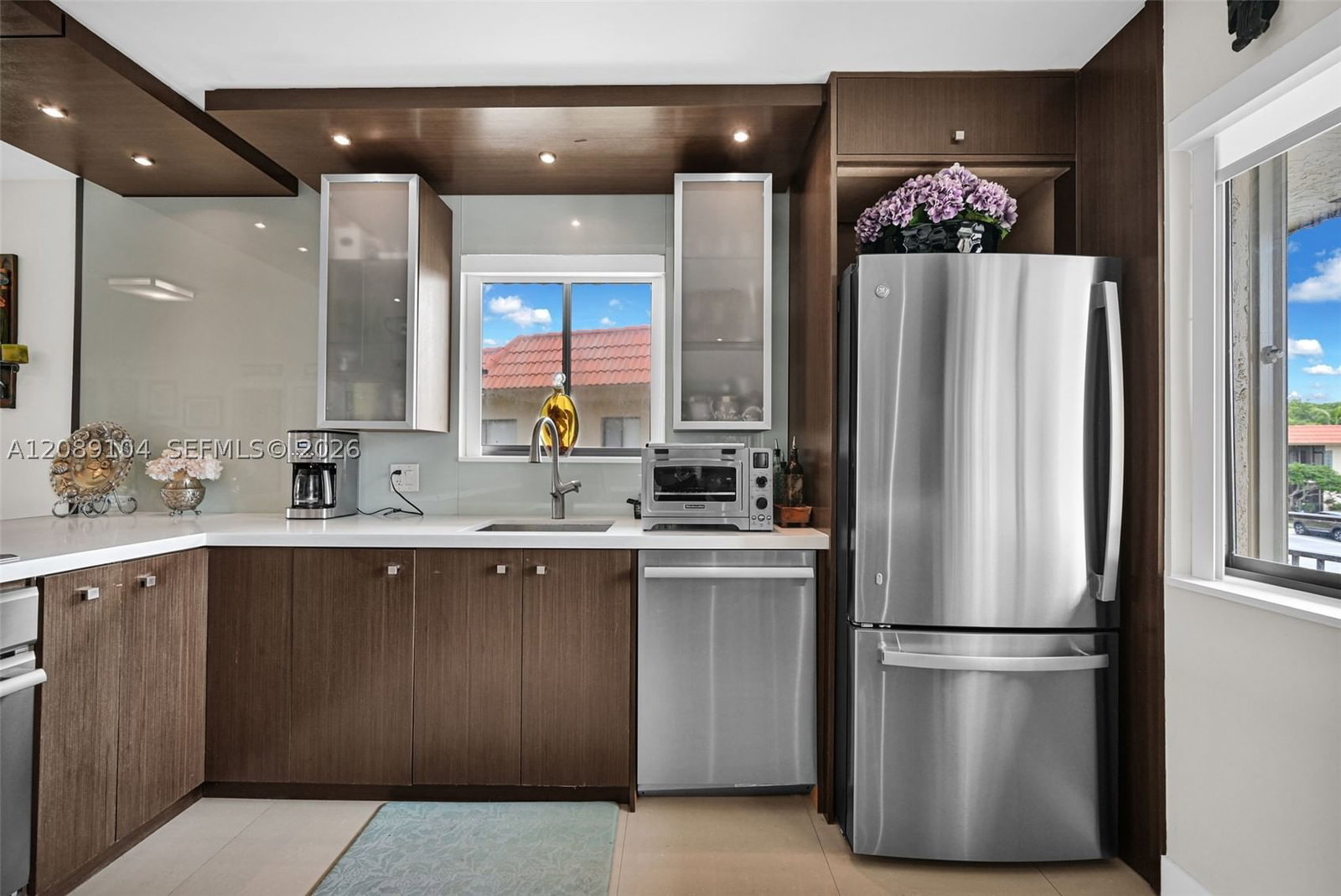 Real estate property located at 374 Lakeview Dr #204, Broward, Racquet Club Apts At Bona, Weston, FL