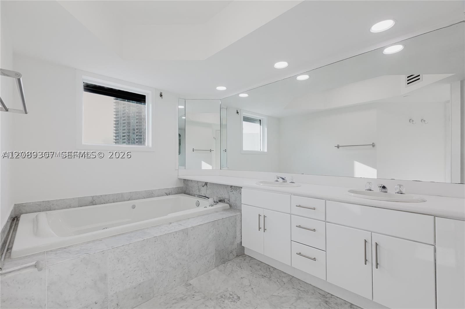 Real estate property located at 16485 Collins Ave #338, Miami-dade, Oceania Iii Condo, Sunny Isles Beach, FL