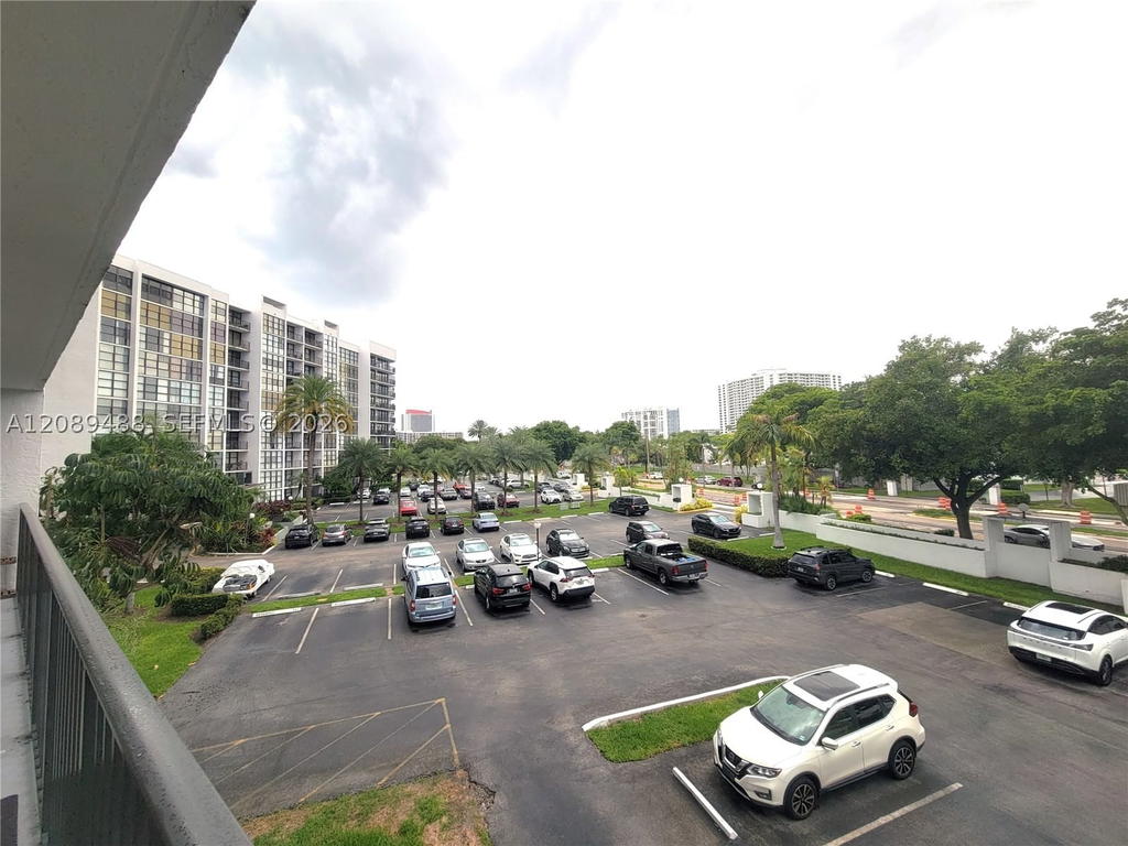 Real estate property located at 800 Parkview Dr #309, Broward, Oceanview Park Condo, Hallandale Beach, FL