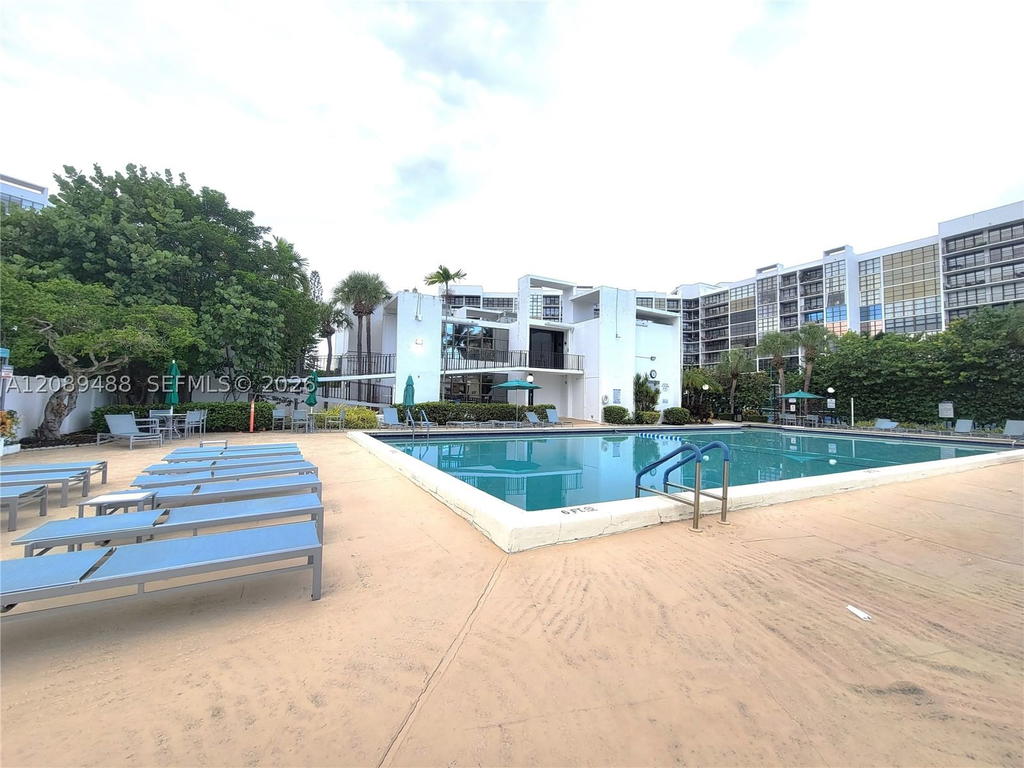 Real estate property located at 800 Parkview Dr #309, Broward, Oceanview Park Condo, Hallandale Beach, FL