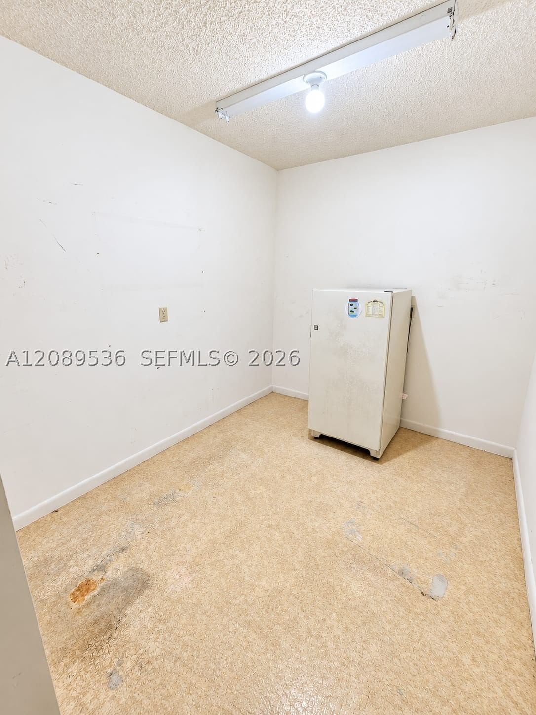 Real estate property located at 1717 Whitehall Dr #304, Broward, Condo 20 Of Whitehall Con, Davie, FL