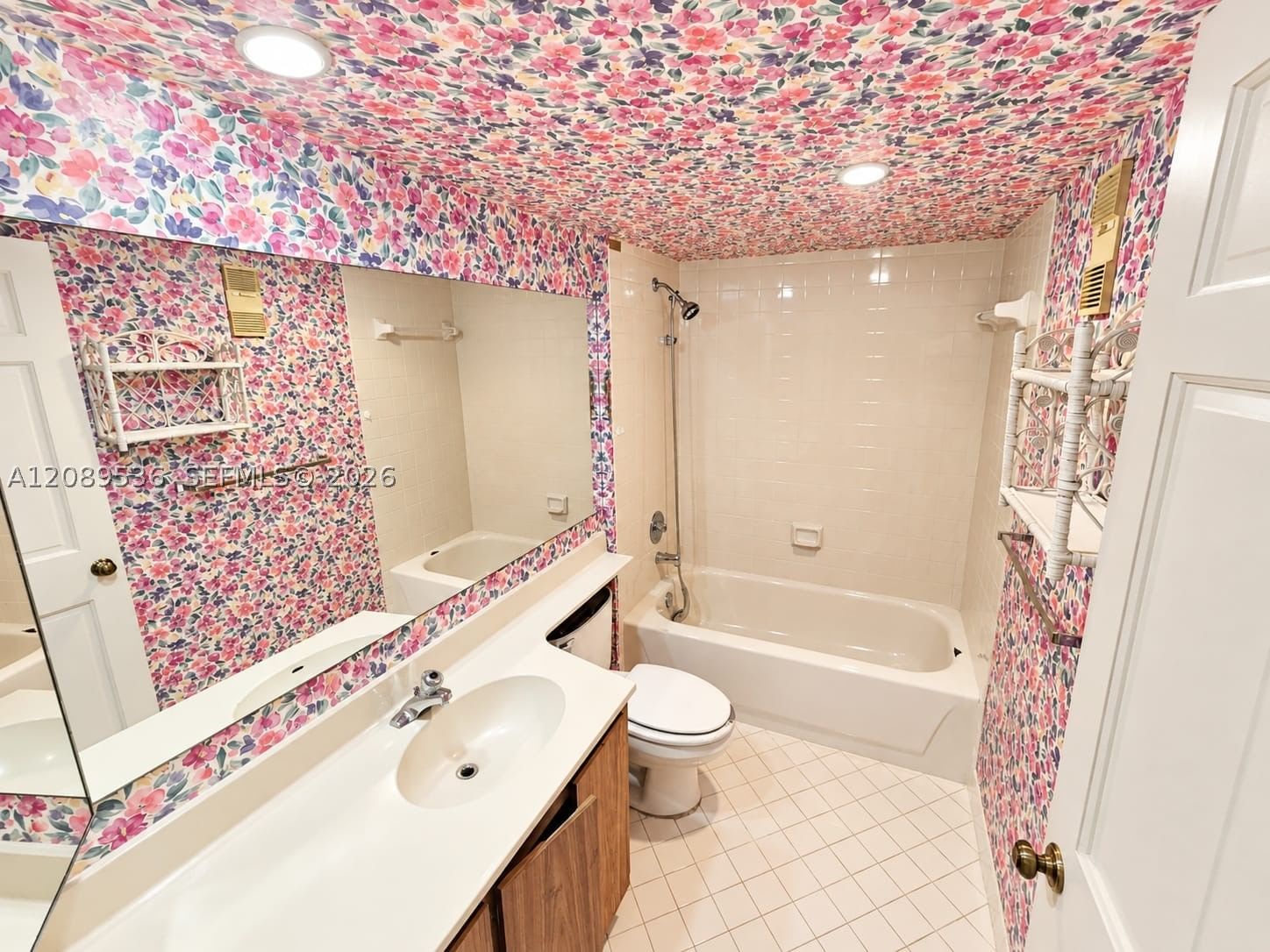 Real estate property located at 1717 Whitehall Dr #304, Broward, Condo 20 Of Whitehall Con, Davie, FL