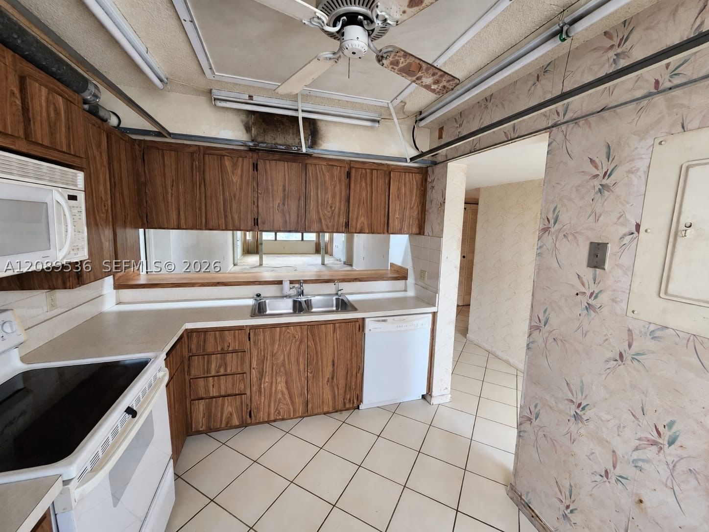Real estate property located at 1717 Whitehall Dr #304, Broward, Condo 20 Of Whitehall Con, Davie, FL
