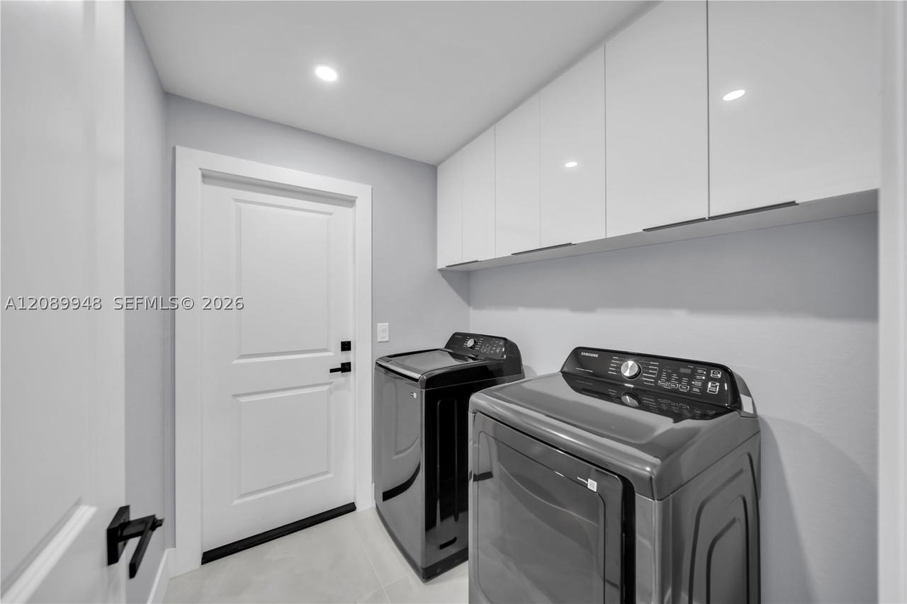 Real estate property located at 2124 ne 16th pl, Lee, Cape Coral Unit 33, Cape Coral, FL