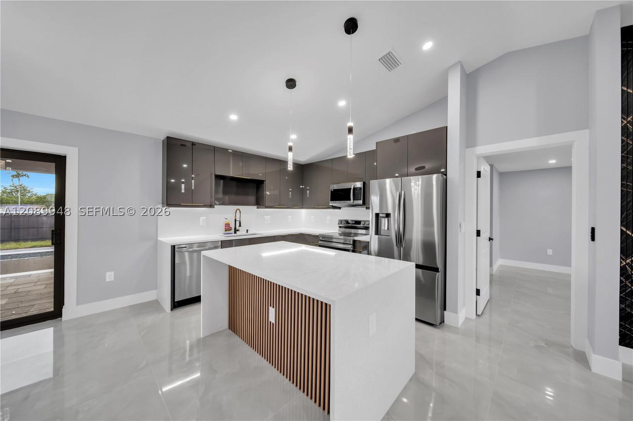 Real estate property located at 2124 ne 16th pl, Lee, Cape Coral Unit 33, Cape Coral, FL