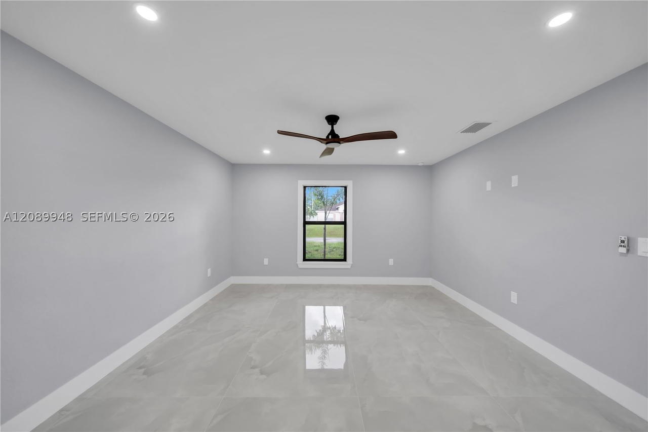 Real estate property located at 2124 ne 16th pl, Lee, Cape Coral Unit 33, Cape Coral, FL
