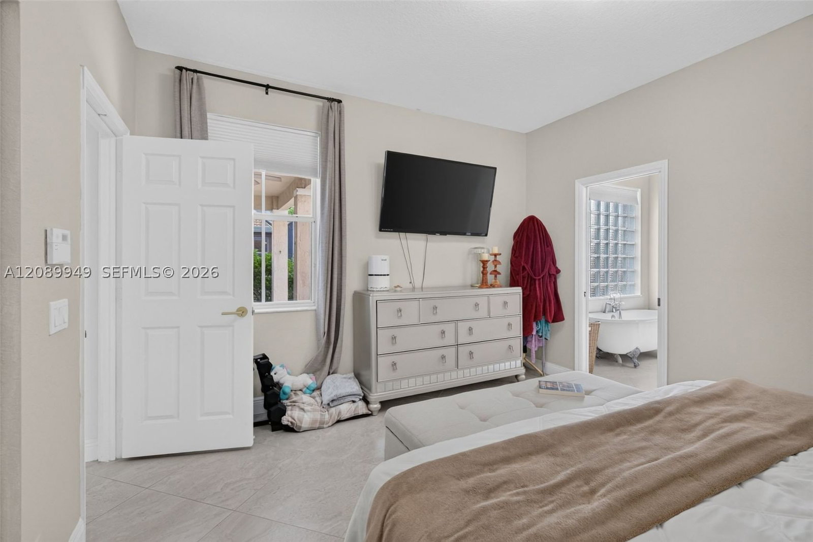 Real estate property located at 820 Falling Water Rd, Broward, Sector 4 North, Weston, FL