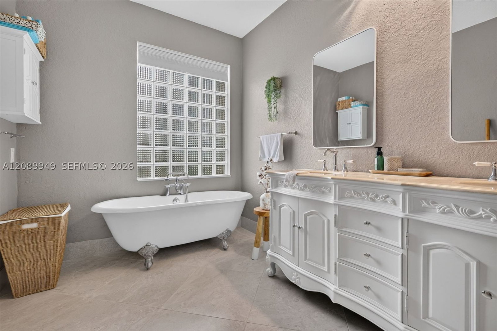 Real estate property located at 820 Falling Water Rd, Broward, Sector 4 North, Weston, FL