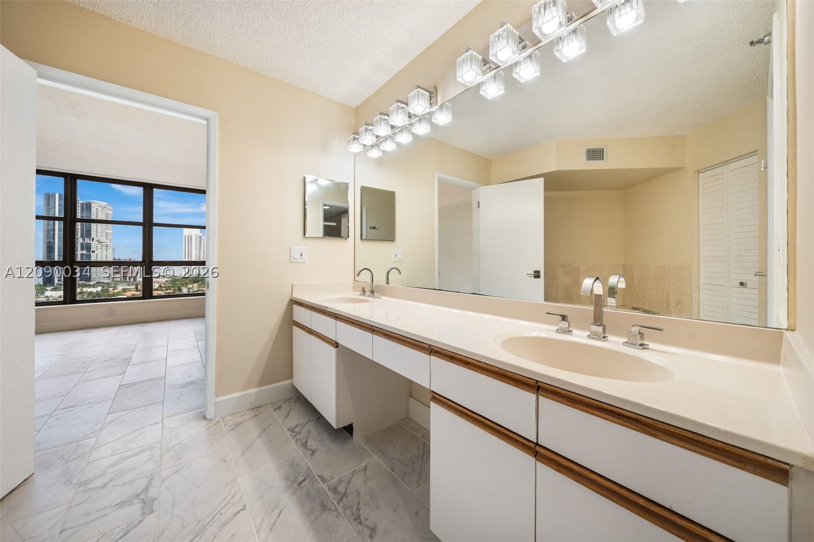 Real estate property located at 19195 Mystic Pointe Dr #2406, Miami-dade, Mystic Pointe Condo No Tw, Aventura, FL