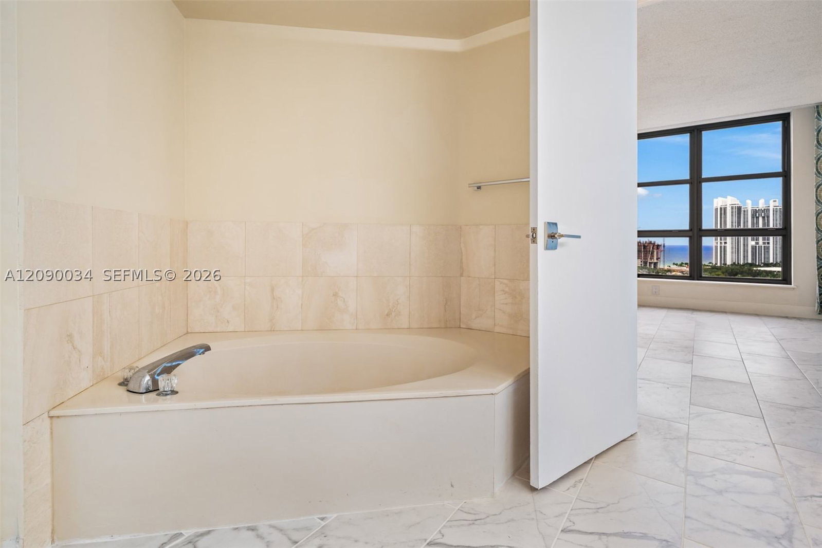 Real estate property located at 19195 Mystic Pointe Dr #2406, Miami-dade, Mystic Pointe Condo No Tw, Aventura, FL