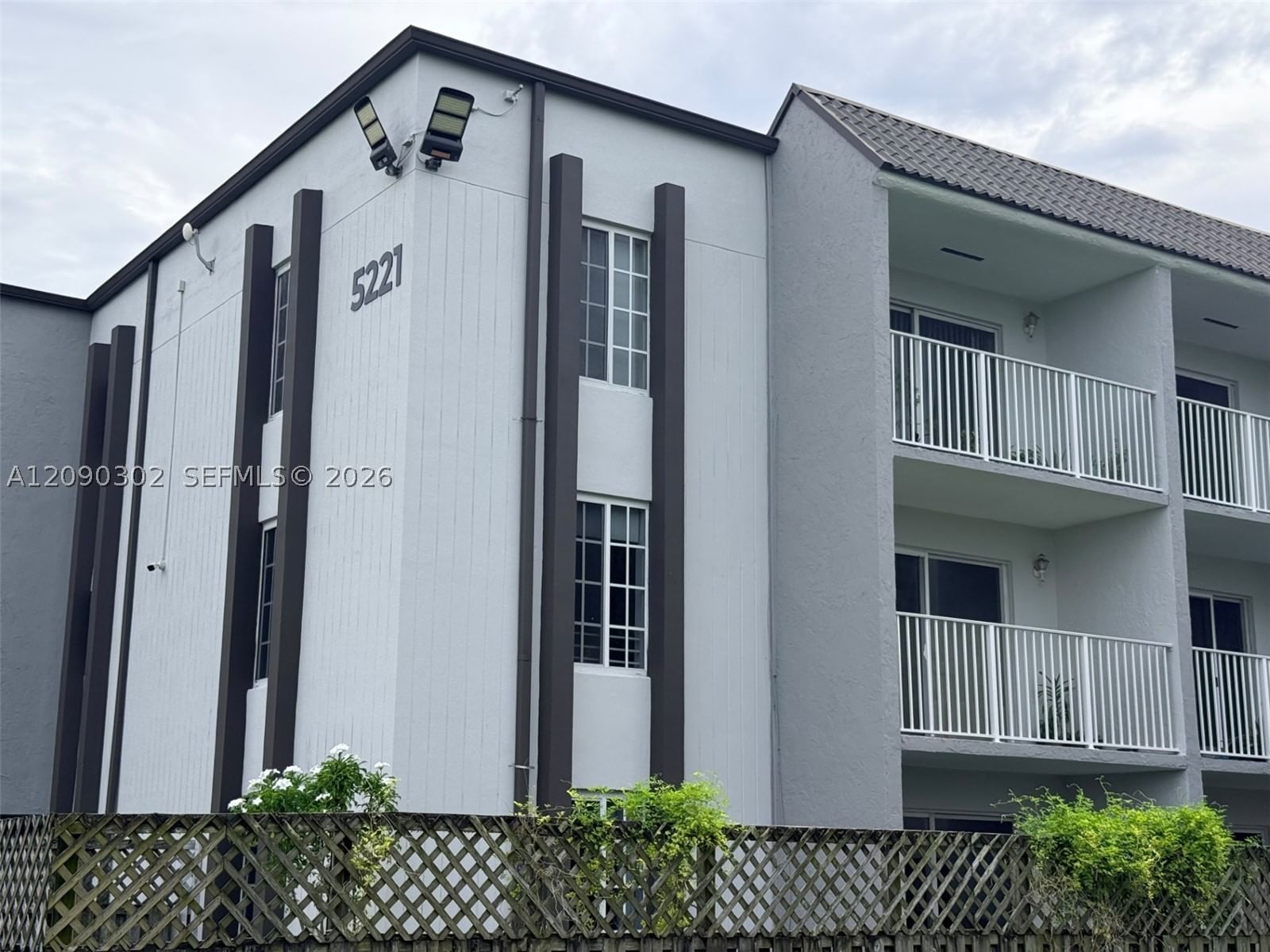Real estate property located at 5221 Geneva Way #304, Miami-dade, Doral Gardens Ii Condo, Doral, FL